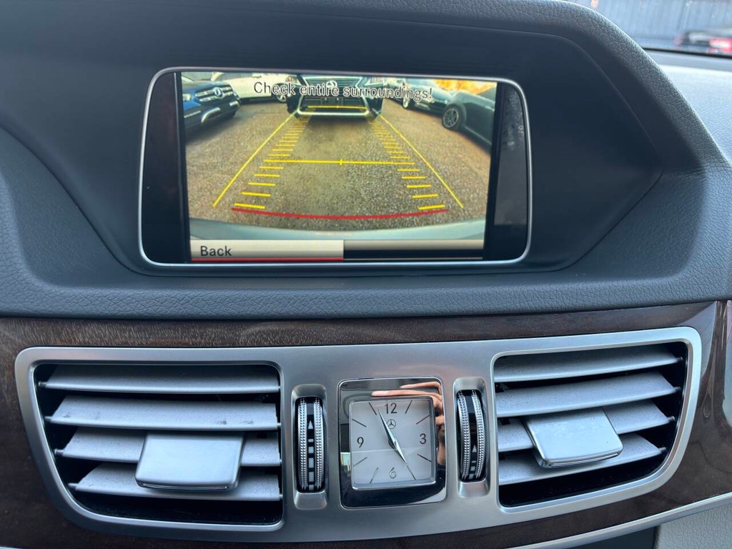 Mercedes-Benz E-Class Vehicle Full-screen Gallery Image 15