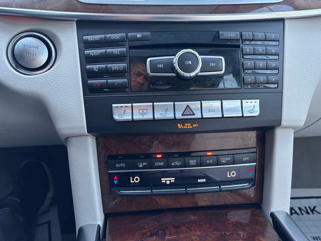 Mercedes-Benz E-Class Vehicle Full-screen Gallery Image 16