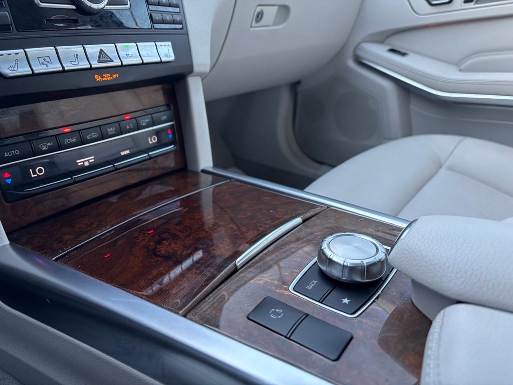 Mercedes-Benz E-Class Vehicle Full-screen Gallery Image 17