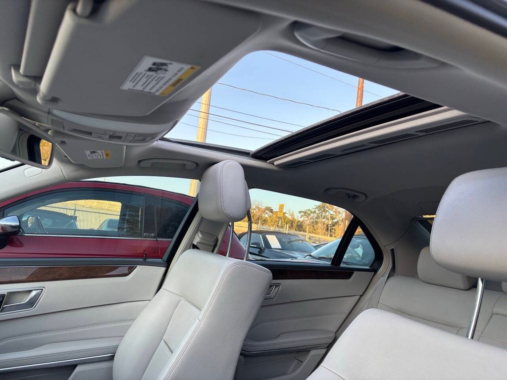 Mercedes-Benz E-Class Vehicle Full-screen Gallery Image 19