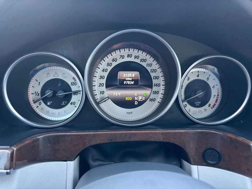 Mercedes-Benz E-Class Vehicle Full-screen Gallery Image 20