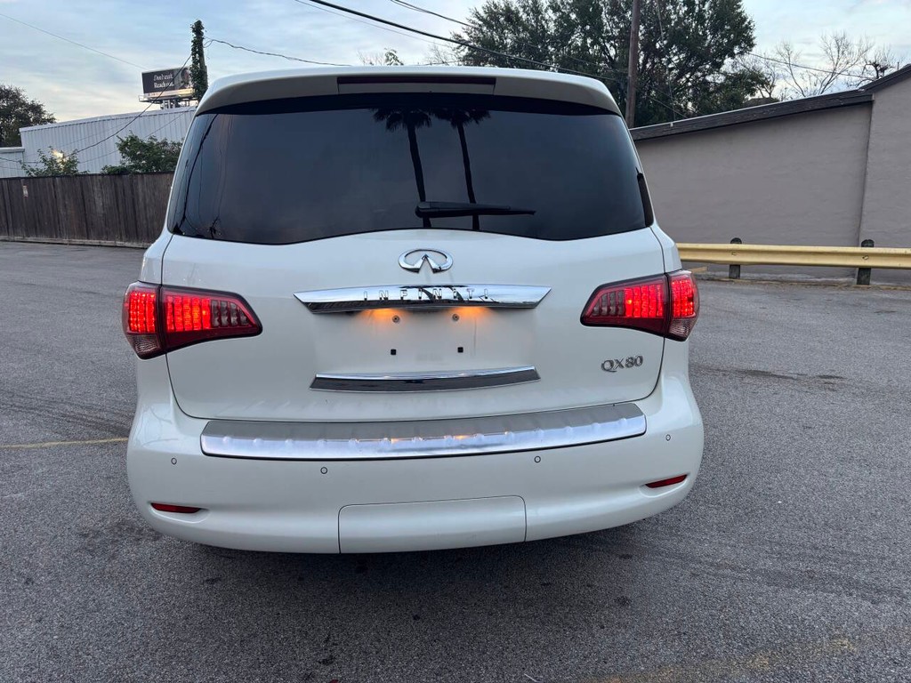 INFINITI QX80 Vehicle Full-screen Gallery Image 04