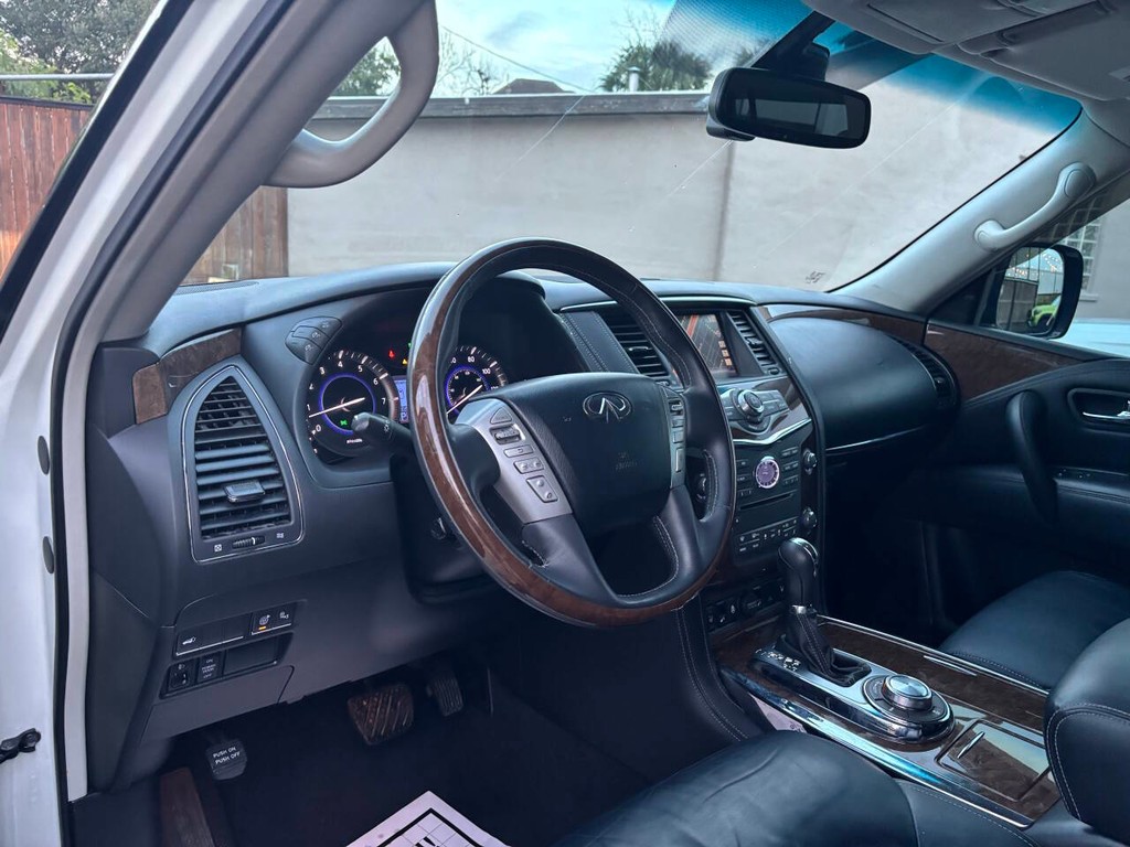 INFINITI QX80 Vehicle Full-screen Gallery Image 06