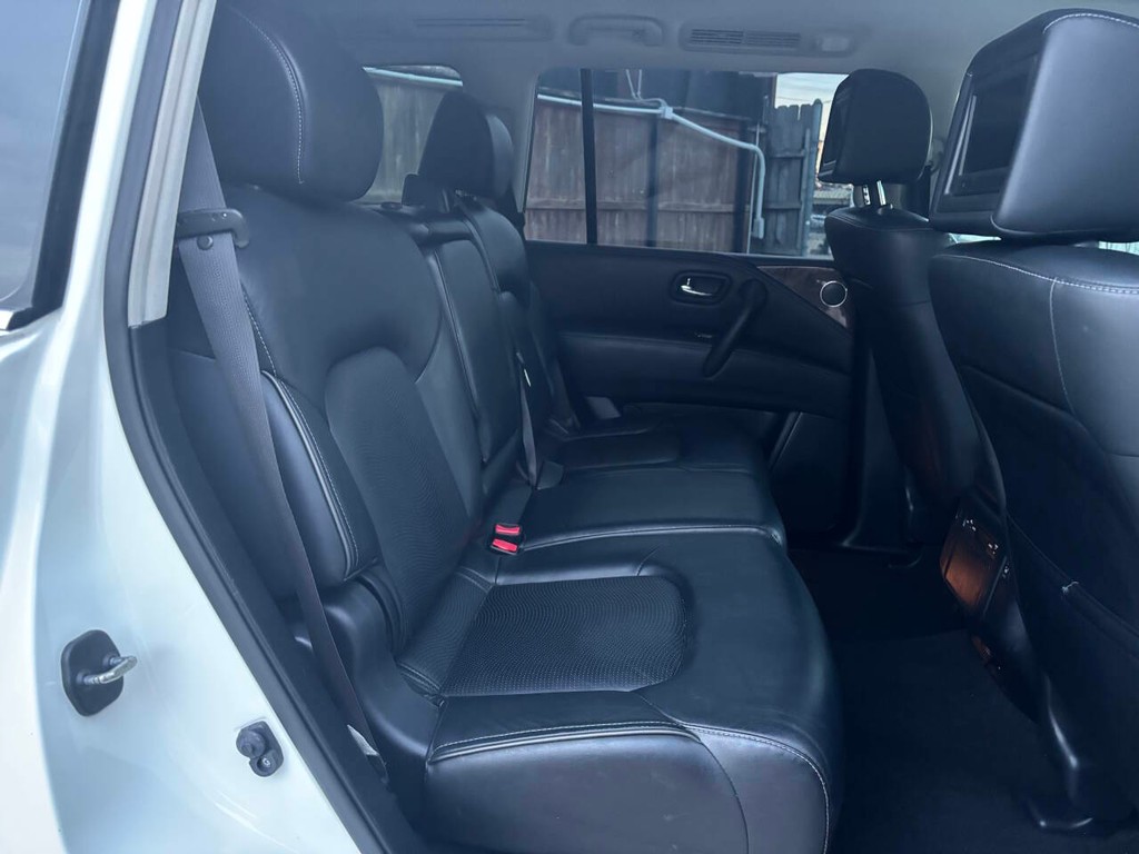INFINITI QX80 Vehicle Full-screen Gallery Image 09