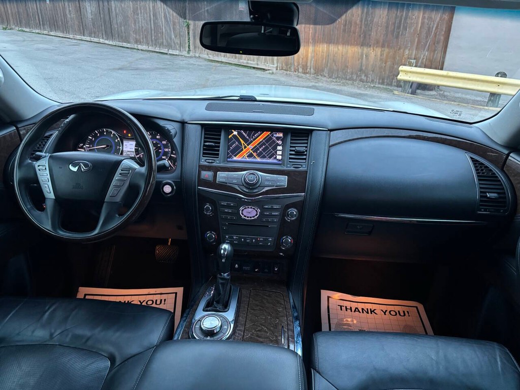 INFINITI QX80 Vehicle Full-screen Gallery Image 11