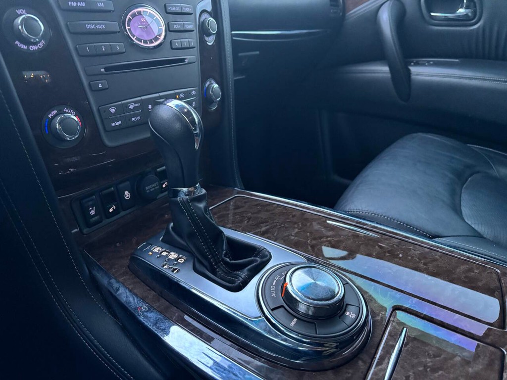 INFINITI QX80 Vehicle Full-screen Gallery Image 14