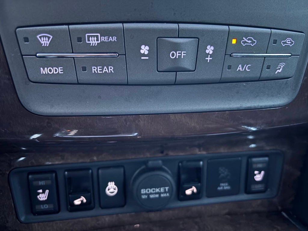 INFINITI QX80 Vehicle Full-screen Gallery Image 15