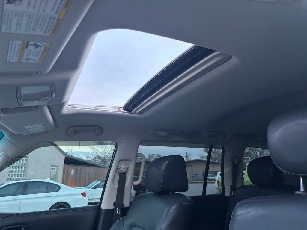 INFINITI QX80 Vehicle Full-screen Gallery Image 17