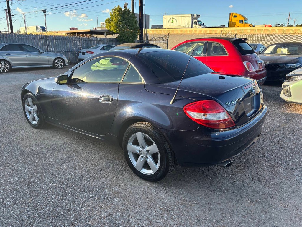 Mercedes-Benz SLK-Class Vehicle Full-screen Gallery Image 05
