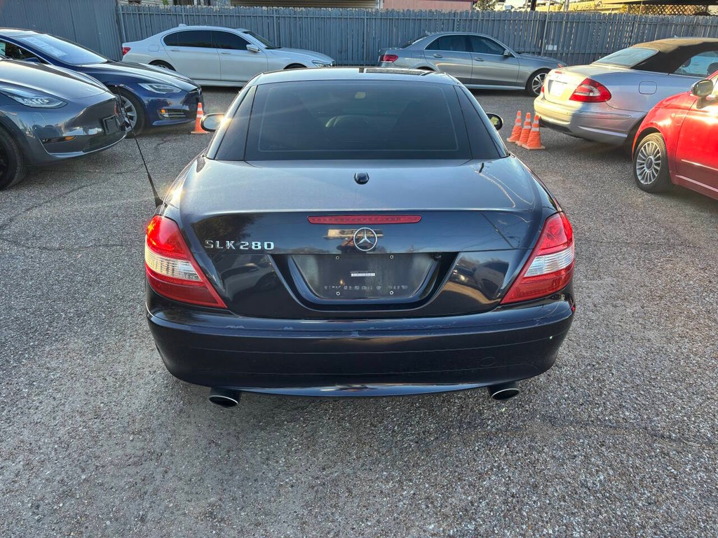 Mercedes-Benz SLK-Class Vehicle Full-screen Gallery Image 06