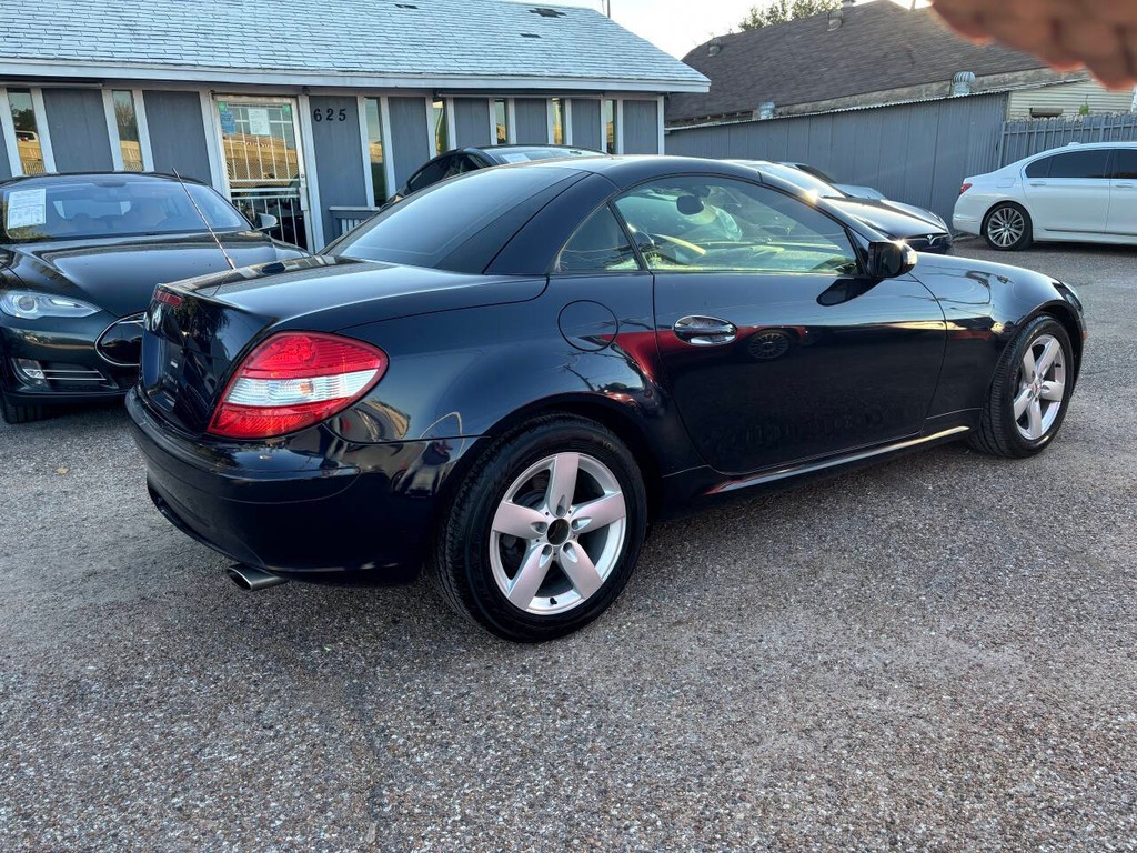 Mercedes-Benz SLK-Class Vehicle Full-screen Gallery Image 07