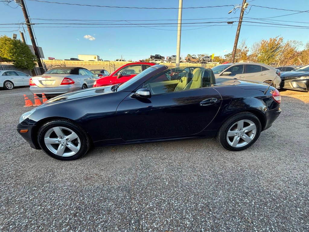 Mercedes-Benz SLK-Class Vehicle Full-screen Gallery Image 10