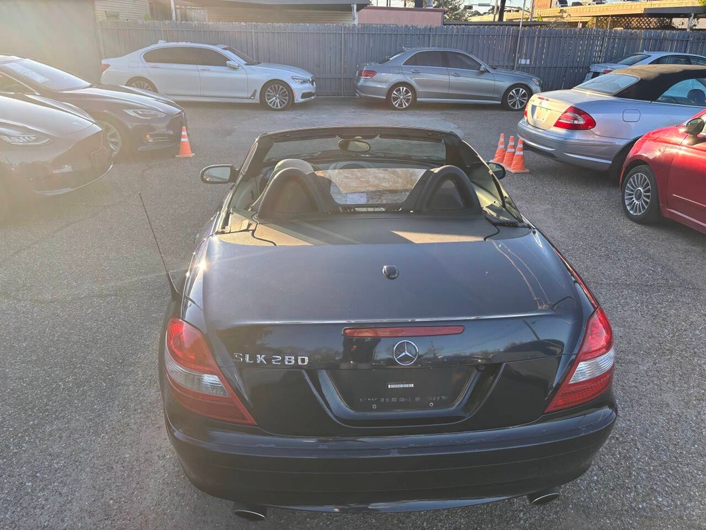 Mercedes-Benz SLK-Class Vehicle Full-screen Gallery Image 11