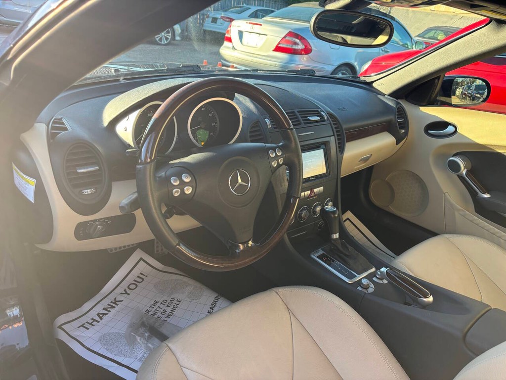 Mercedes-Benz SLK-Class Vehicle Full-screen Gallery Image 12