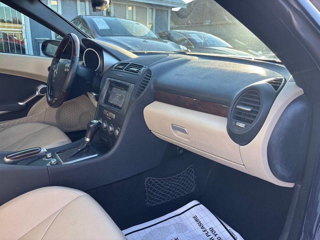 Mercedes-Benz SLK-Class Vehicle Full-screen Gallery Image 14