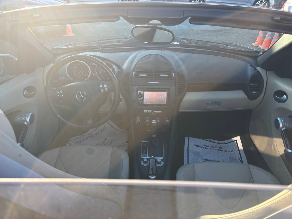 Mercedes-Benz SLK-Class Vehicle Full-screen Gallery Image 16