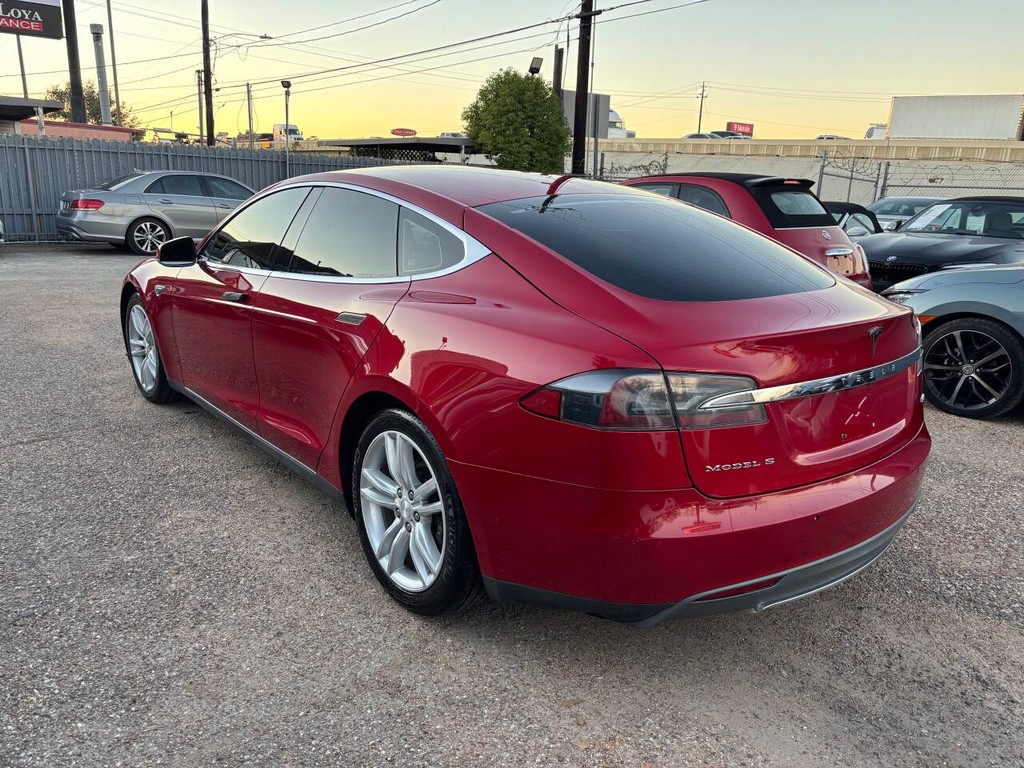 Tesla Model S Vehicle Full-screen Gallery Image 04