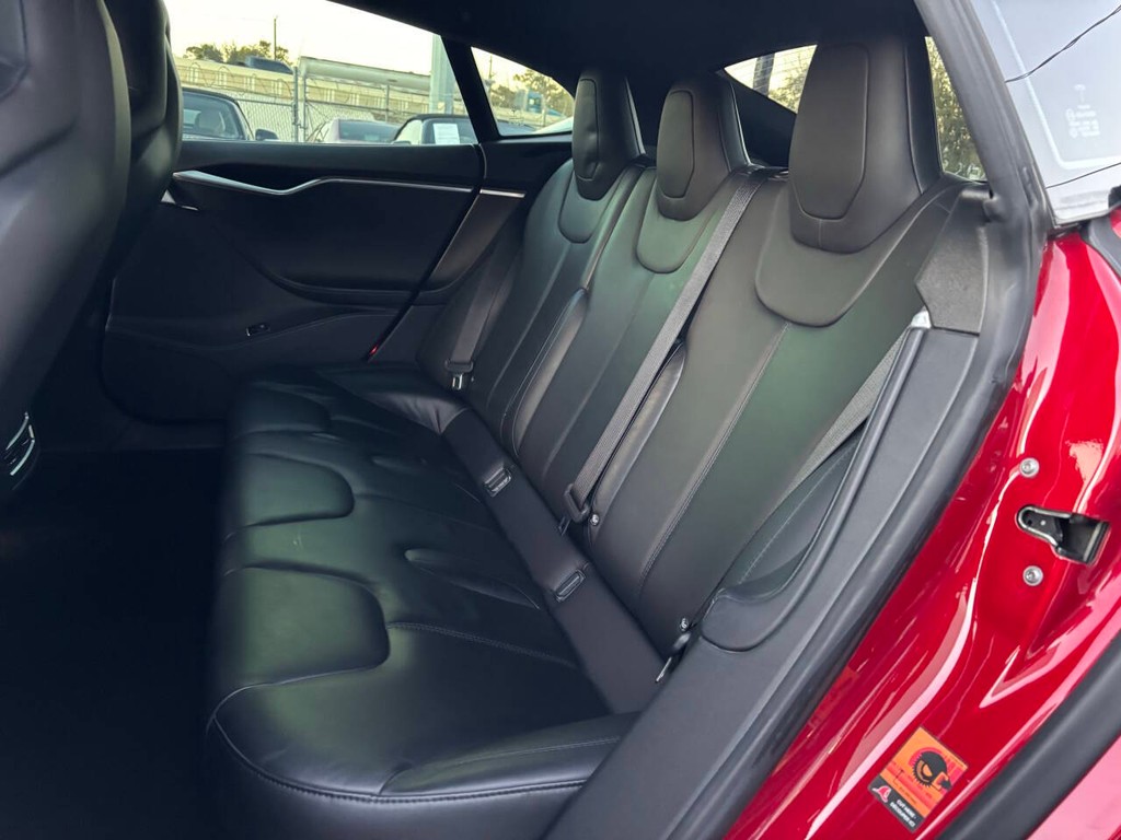 Tesla Model S Vehicle Full-screen Gallery Image 11