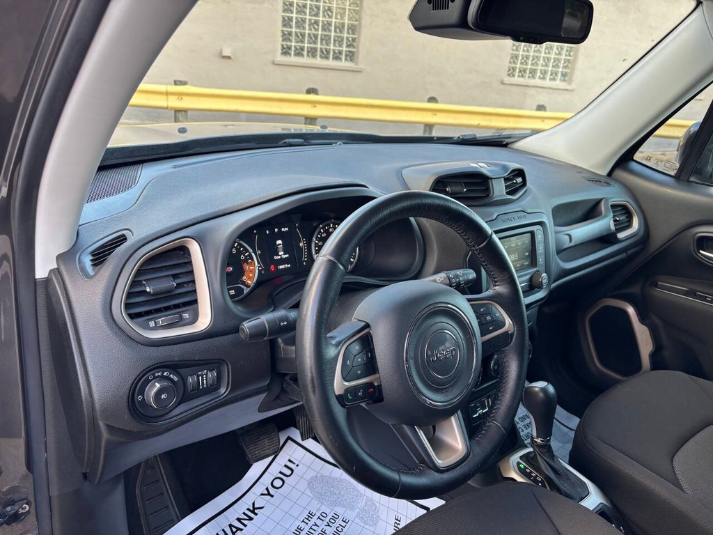 Jeep Renegade Vehicle Full-screen Gallery Image 08