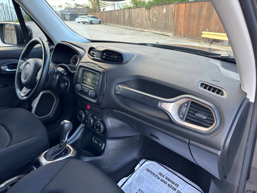 Jeep Renegade Vehicle Full-screen Gallery Image 10