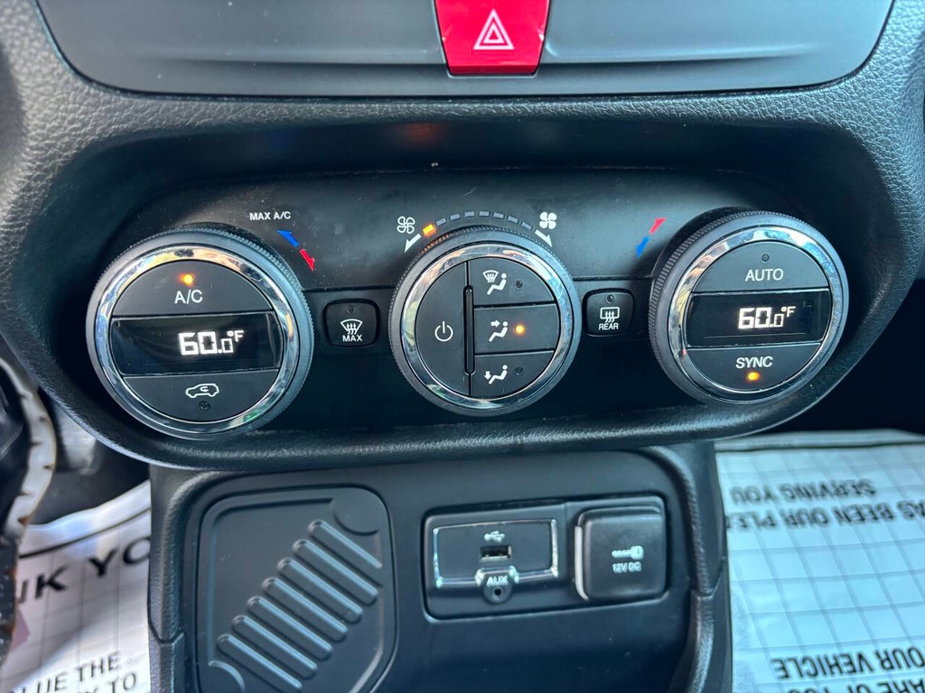 Jeep Renegade Vehicle Full-screen Gallery Image 16