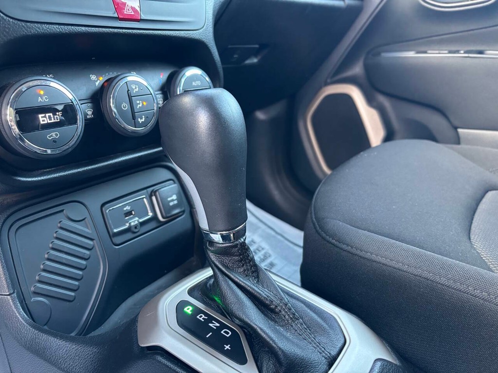 Jeep Renegade Vehicle Full-screen Gallery Image 18