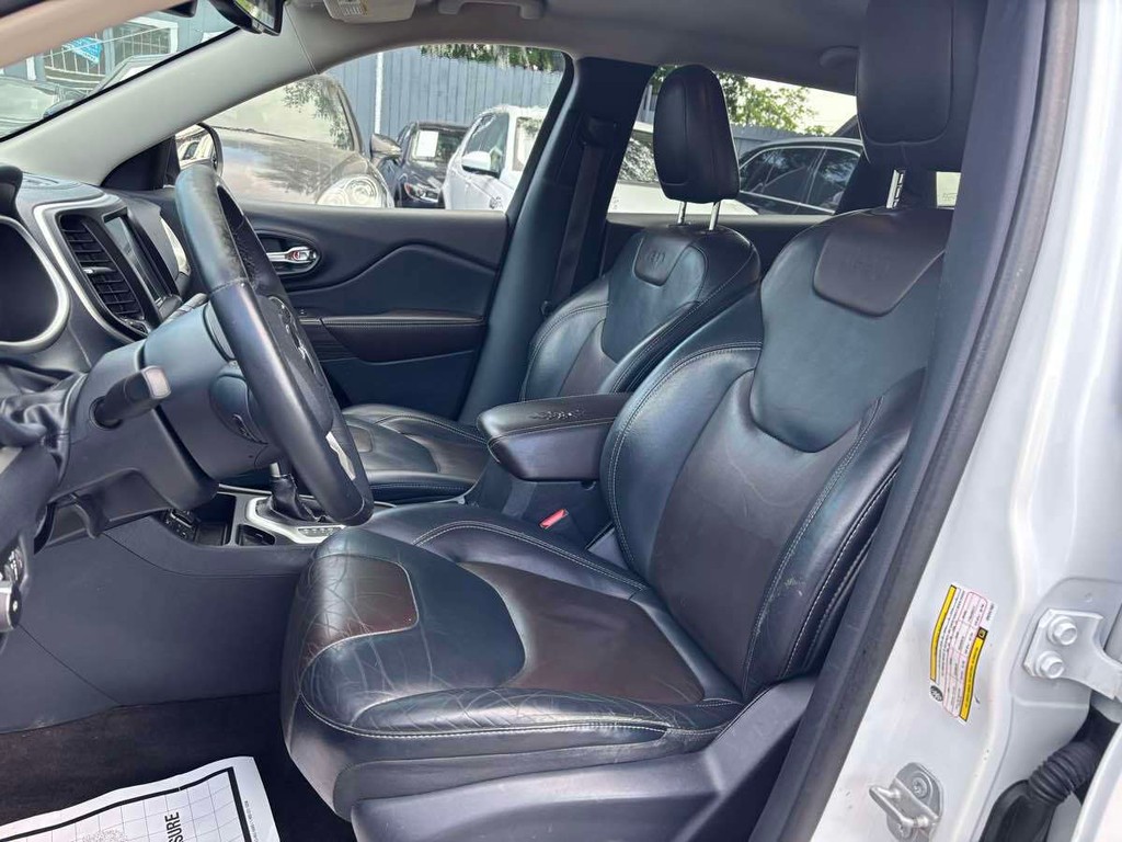 Jeep Cherokee Vehicle Full-screen Gallery Image 09