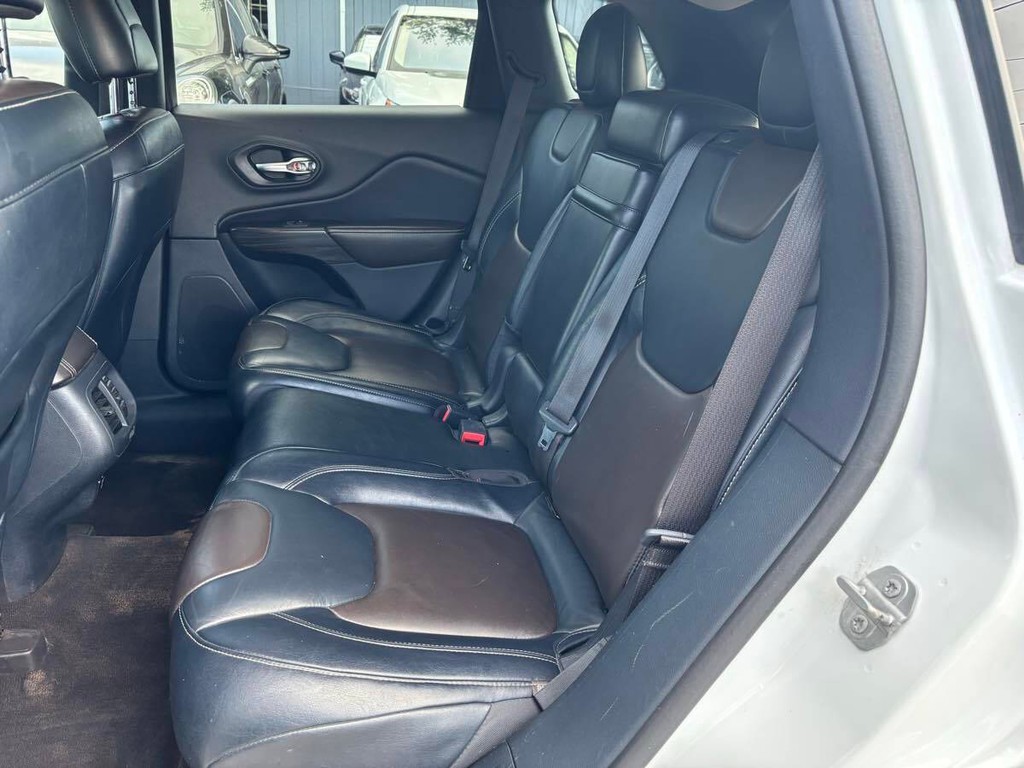 Jeep Cherokee Vehicle Full-screen Gallery Image 12