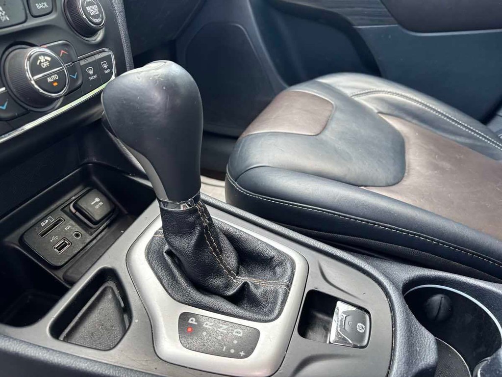 Jeep Cherokee Vehicle Full-screen Gallery Image 17