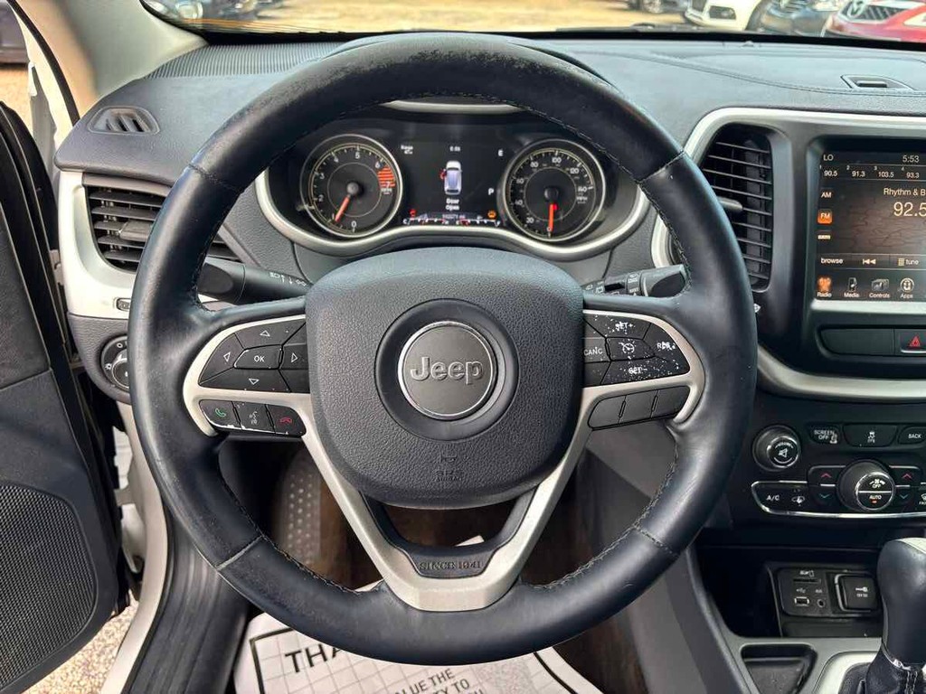 Jeep Cherokee Vehicle Full-screen Gallery Image 18