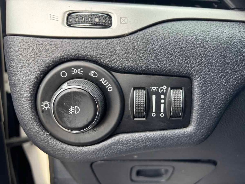 Jeep Cherokee Vehicle Full-screen Gallery Image 19