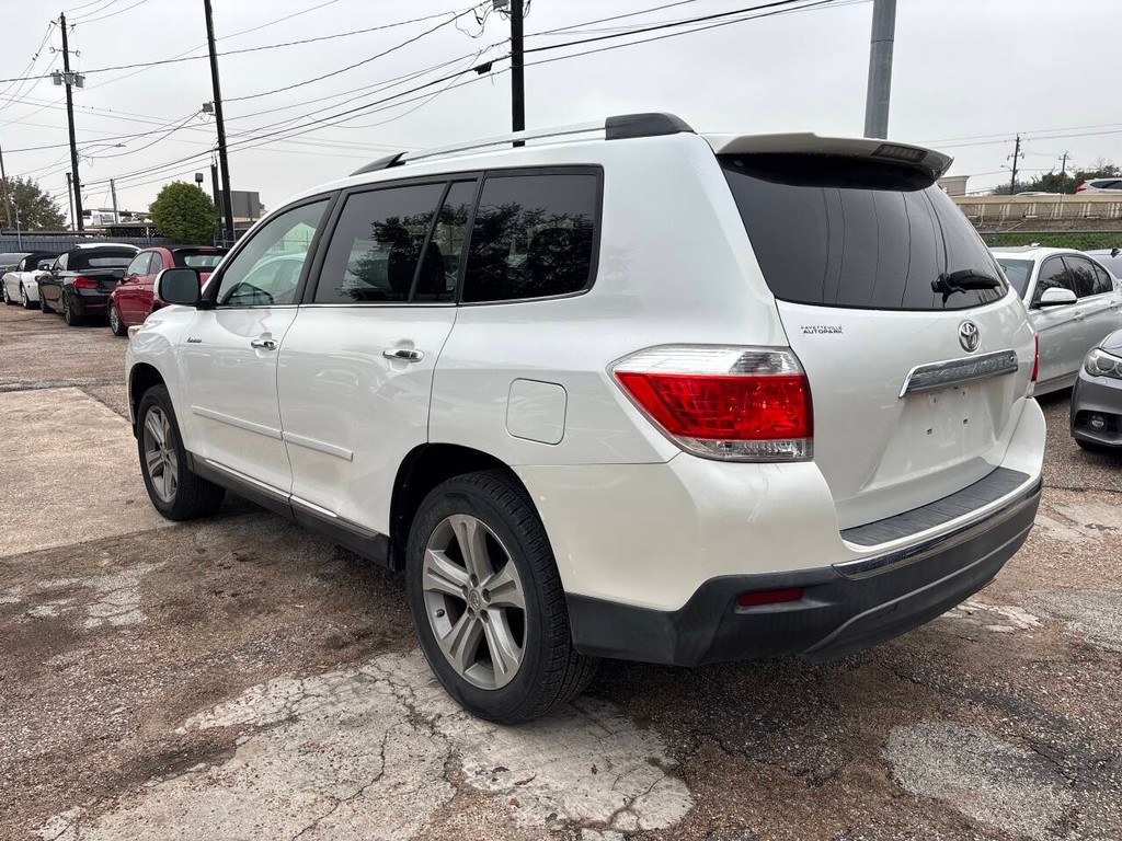 Toyota Highlander Vehicle Full-screen Gallery Image 04