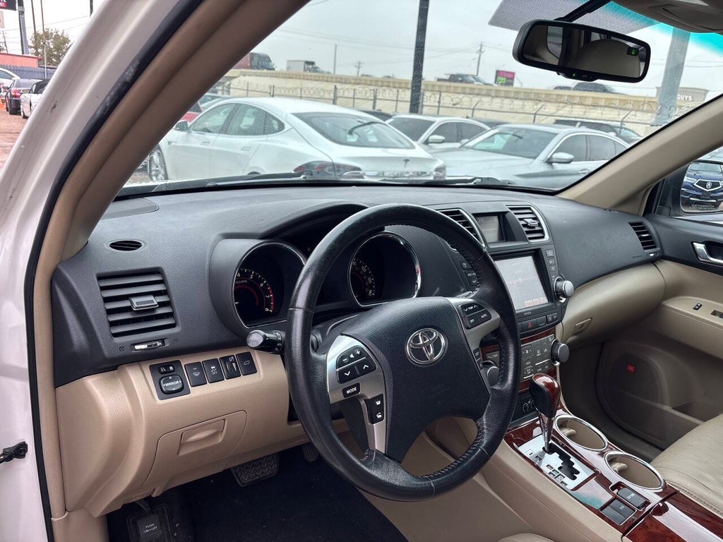 Toyota Highlander Vehicle Full-screen Gallery Image 07