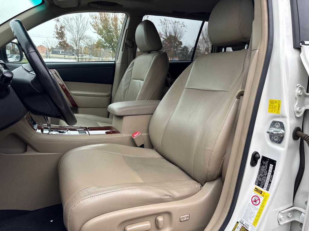Toyota Highlander Vehicle Full-screen Gallery Image 08