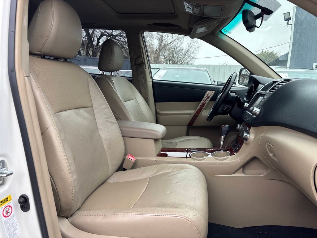 Toyota Highlander Vehicle Full-screen Gallery Image 09