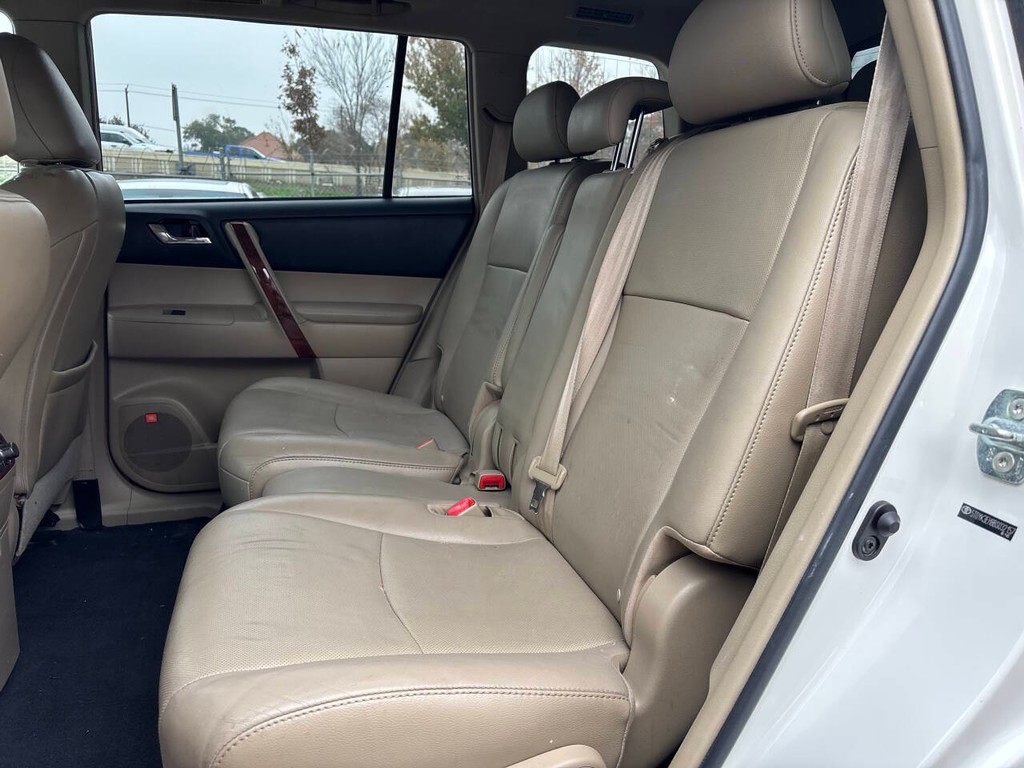 Toyota Highlander Vehicle Full-screen Gallery Image 10