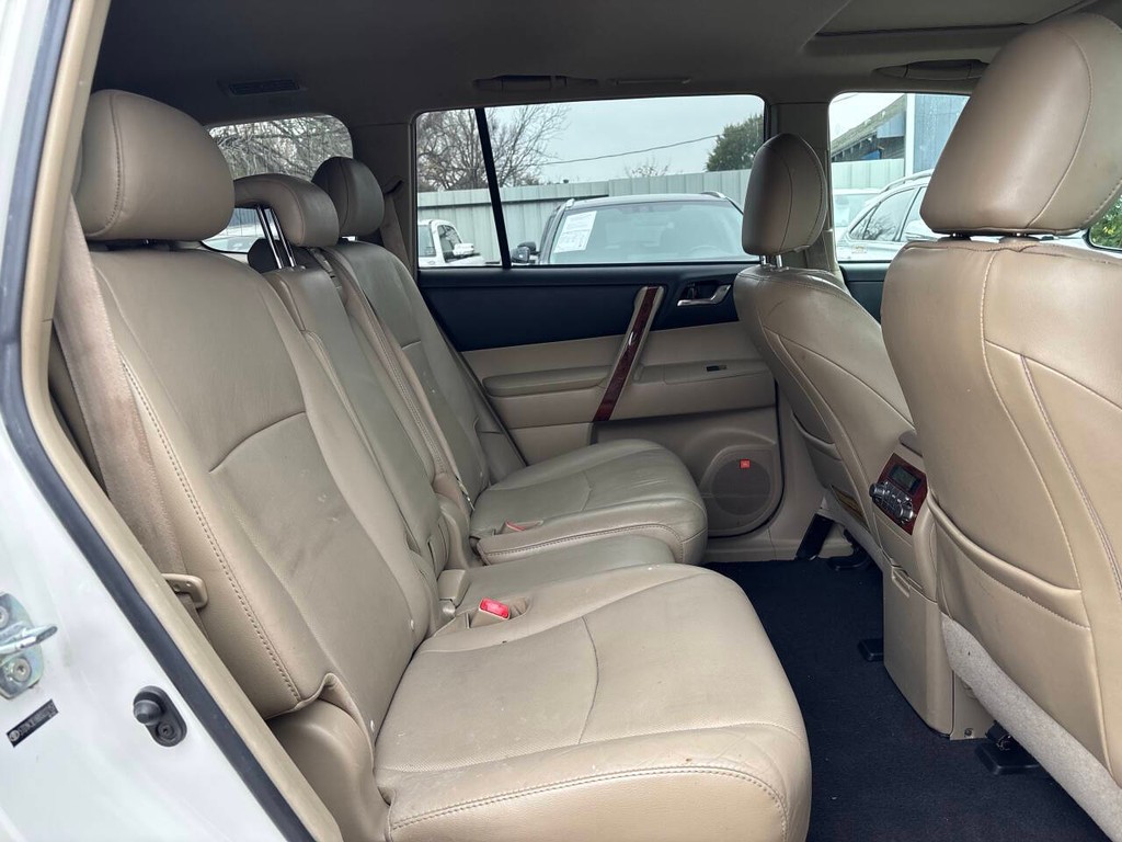 Toyota Highlander Vehicle Full-screen Gallery Image 11