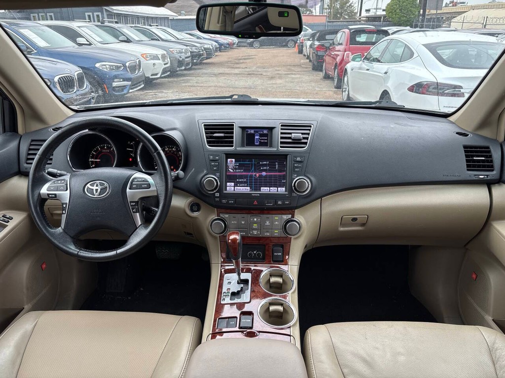 Toyota Highlander Vehicle Full-screen Gallery Image 13