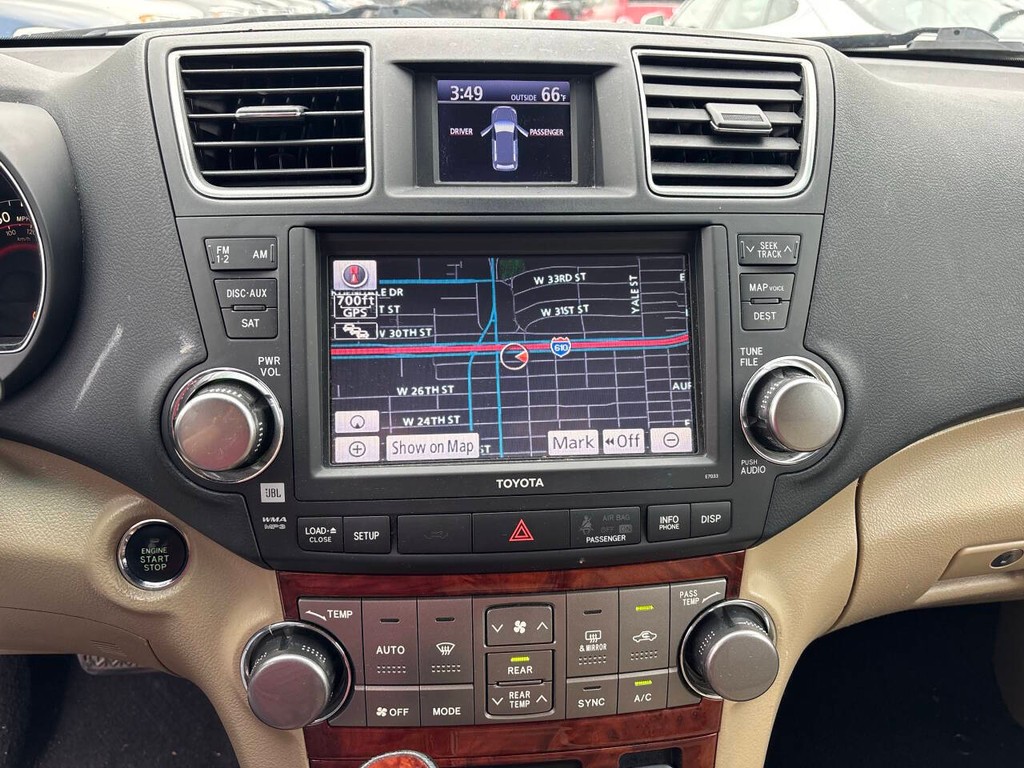 Toyota Highlander Vehicle Full-screen Gallery Image 14