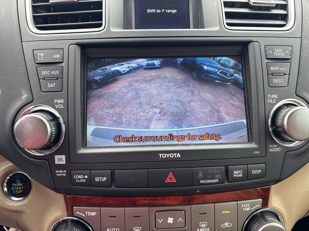 Toyota Highlander Vehicle Full-screen Gallery Image 15