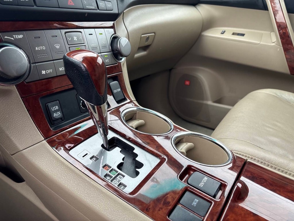 Toyota Highlander Vehicle Full-screen Gallery Image 16