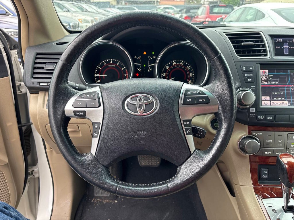 Toyota Highlander Vehicle Full-screen Gallery Image 17