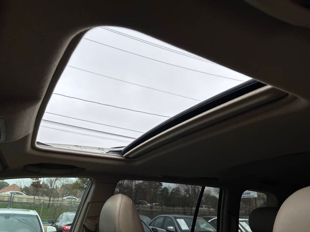 Toyota Highlander Vehicle Full-screen Gallery Image 18