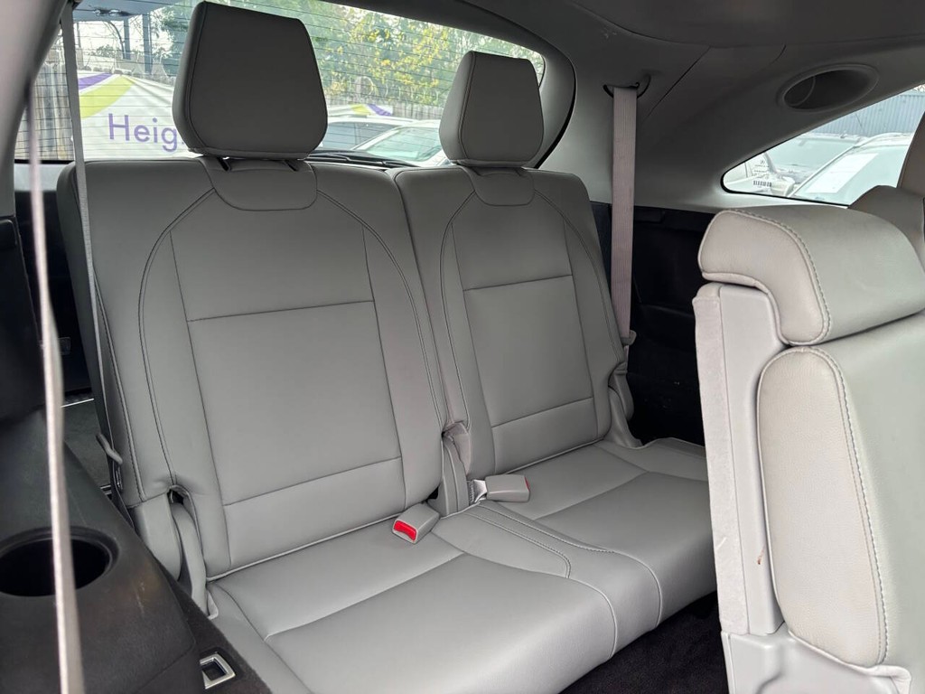 Acura MDX Vehicle Full-screen Gallery Image 13