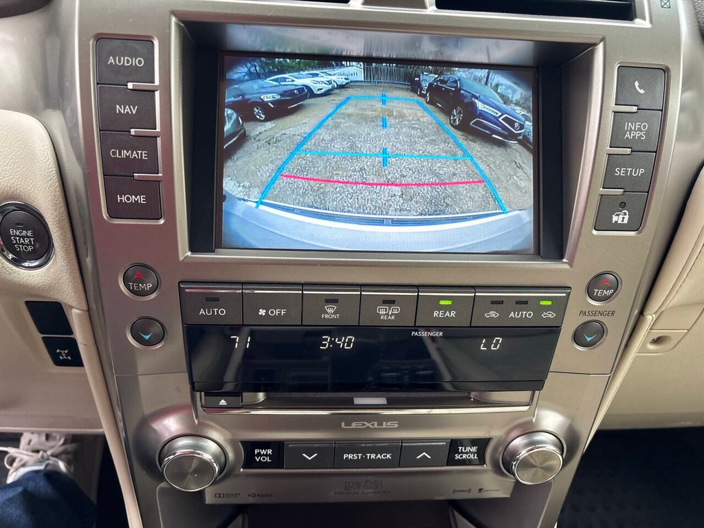 Lexus GX 460 Vehicle Full-screen Gallery Image 16