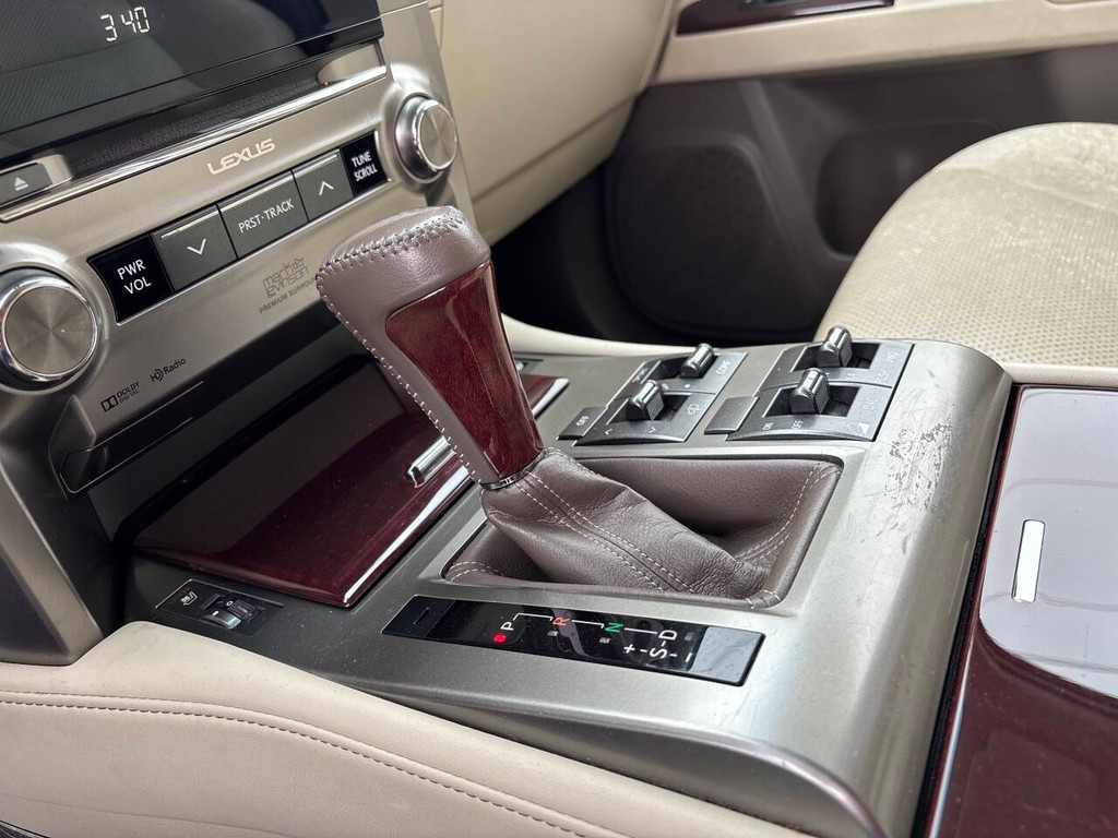 Lexus GX 460 Vehicle Full-screen Gallery Image 18