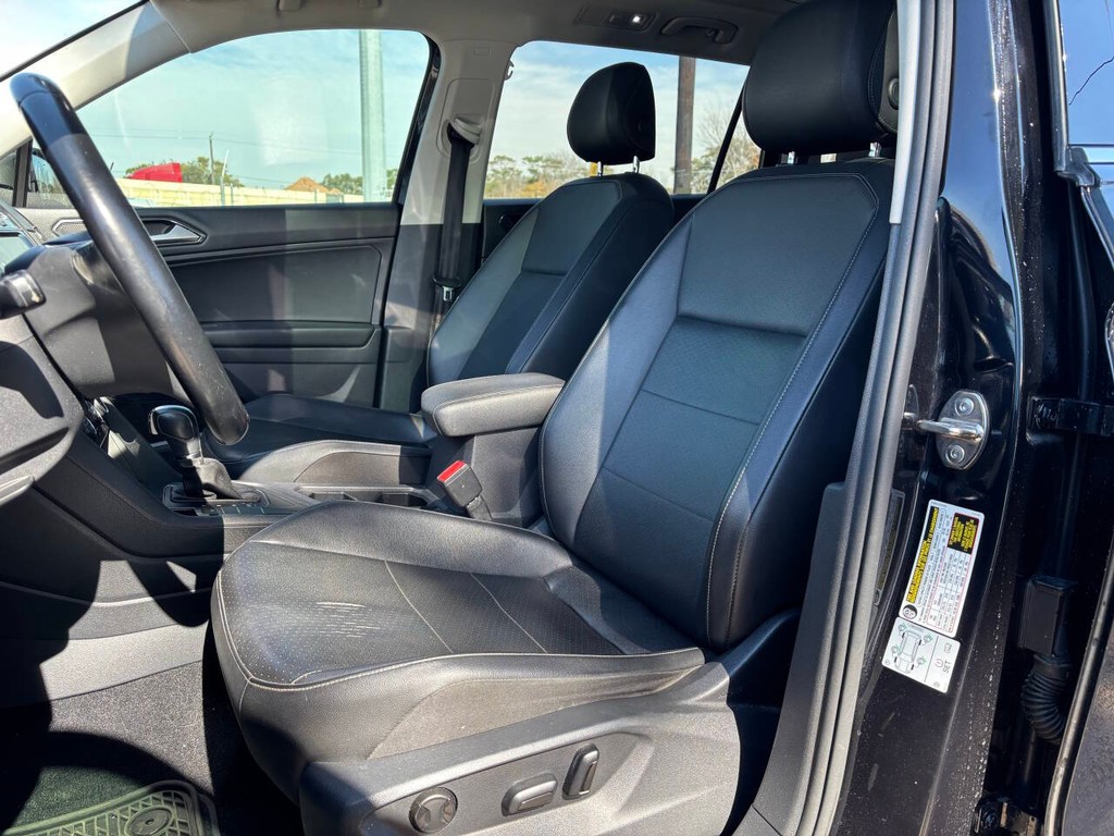 Volkswagen Tiguan Vehicle Full-screen Gallery Image 08