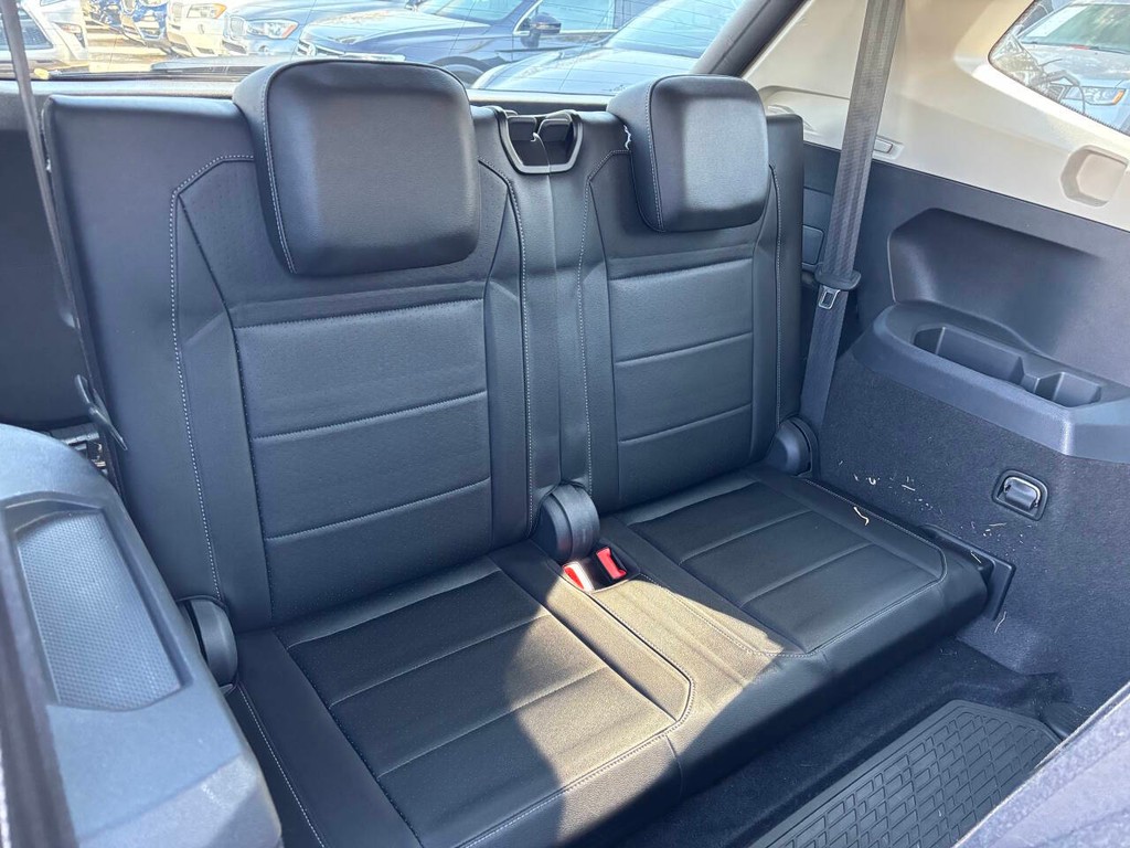 Volkswagen Tiguan Vehicle Full-screen Gallery Image 11