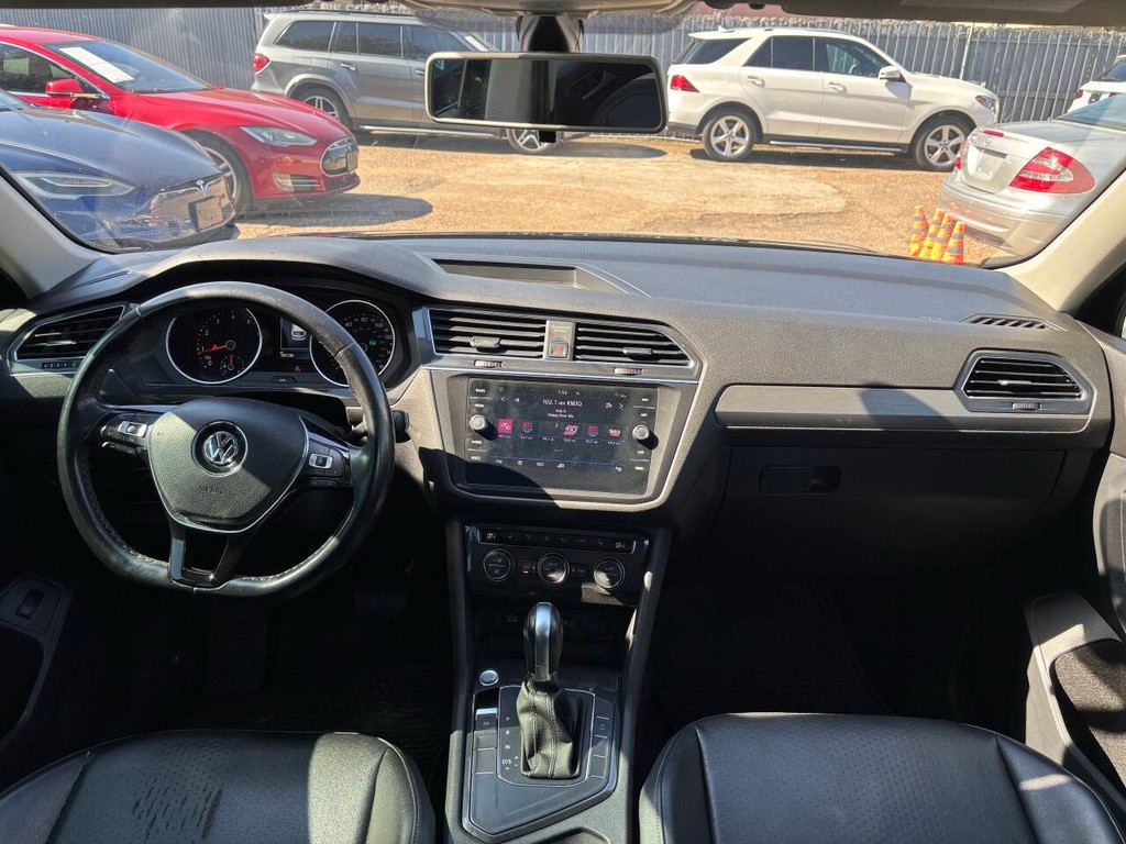Volkswagen Tiguan Vehicle Full-screen Gallery Image 12