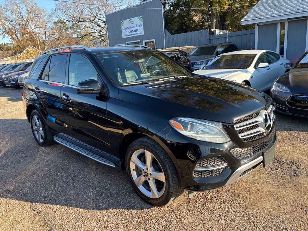 Mercedes-Benz GLE Vehicle Full-screen Gallery Image 02